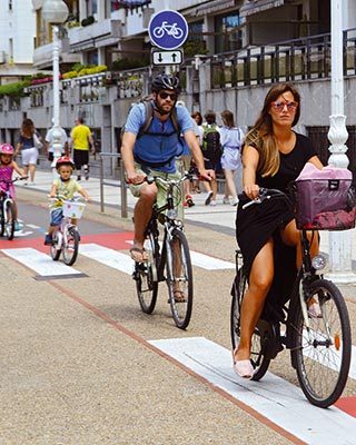 Famille à vélo en ville - Velo&Co salon du vélo à Dijon